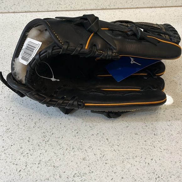 Mizuno baseball glove - Picture 3 of 4